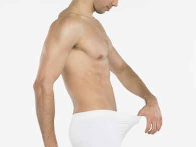 Un homme veut agrandir son pénis tout seul.